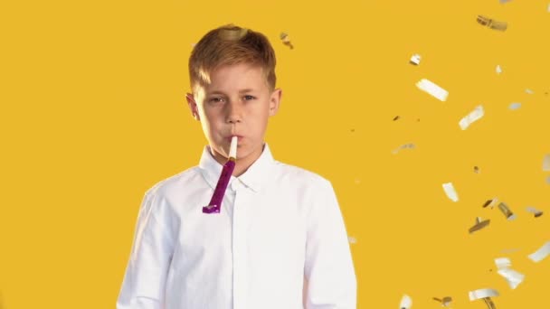 Triste menino retrato aniversário sozinho chifre confete chuva — Vídeo de Stock