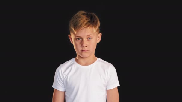 Angry boy portrait threat power kid warning fist — Stock Video