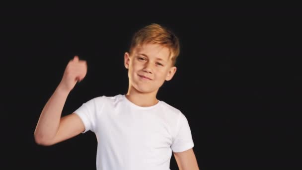 例如：鼓励男孩竖起大拇指 — 图库视频影像