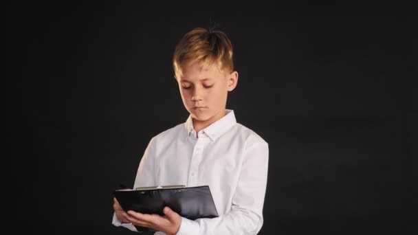 做生意的孩子聪明的一代自信的男孩 — 图库视频影像