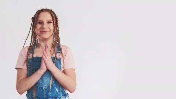 Boldog lány portré izgatott mutató másolás tér — Stock videók
