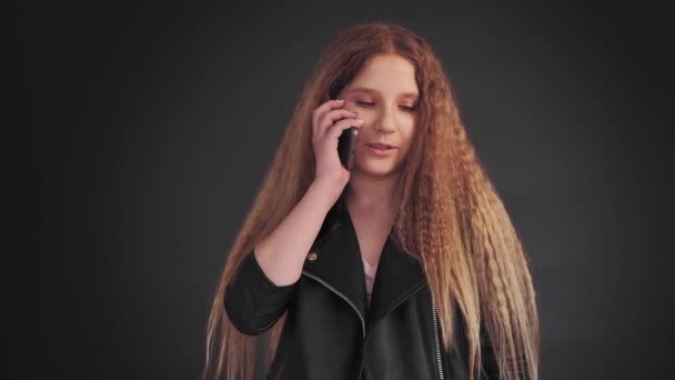 Teen životní styl veselá dívka mluví telefon s úsměvem — Stock video