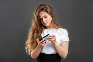 Banka güvenliği sorunlu kadın kredi kartı telefonu