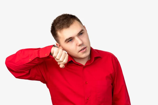 Hombre impaciente retrato chico escuchar reloj de pulsera — Foto de Stock