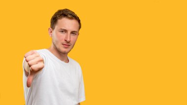 Beğenilmeyen jest, onaylanmayan işaret.