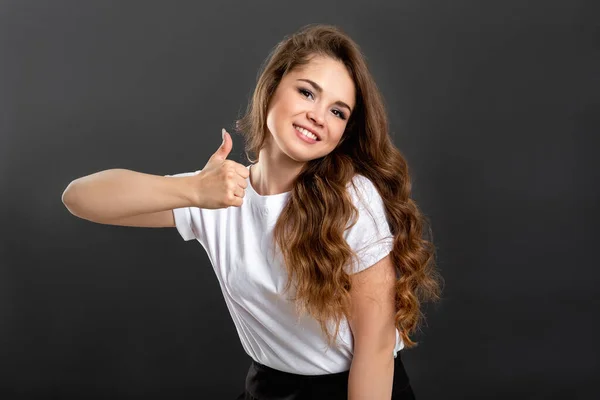 Como gesto boa ideia alegre mulher polegar para cima — Fotografia de Stock