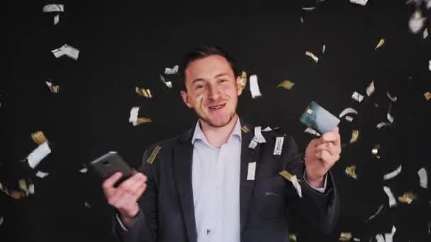 Mobilna bankowość biznes człowiek smartfon karta kredytowa — Wideo stockowe