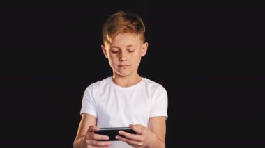 Modern çocuklar eğlence çocuğu akıllı telefon oynuyor.