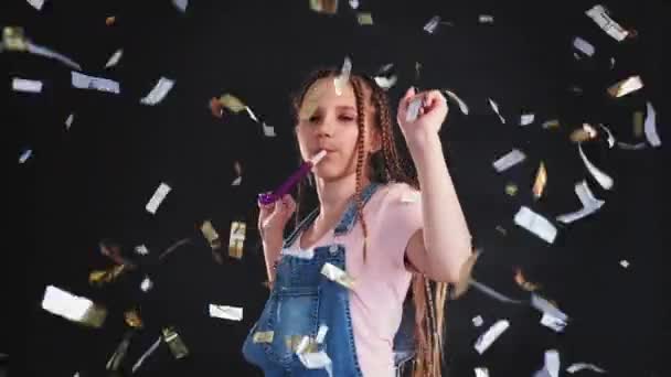 Świąteczny portret urodziny impreza nastolatek dziewczyna confetti — Wideo stockowe