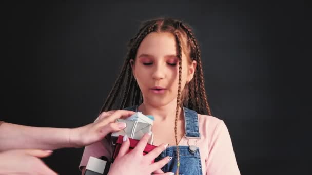 Aniversário retrato menina feliz dom caixas confetti — Vídeo de Stock