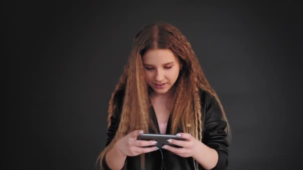 Mobil oyun bağımlısı genç kız akıllı telefon oynuyor — Stok video