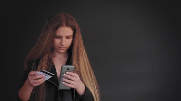 Móvel bancário adolescente menina problema cartão de crédito telefone — Vídeo de Stock