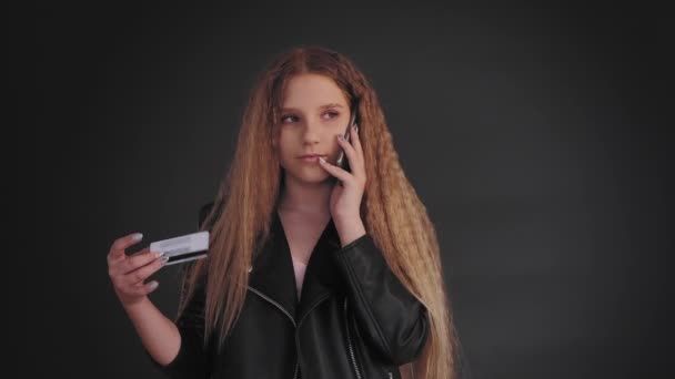 Мобильный банкинг девушка кредитная карта говорить телефон — стоковое видео