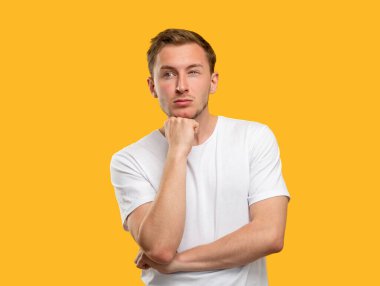 Şaşkın adam portresi Zor karar verme fikri