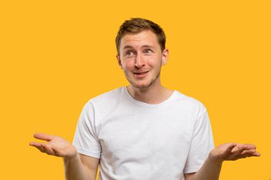 Omuz silkme hareketi bilgisiz adam omuzlarını kaldırıyor.