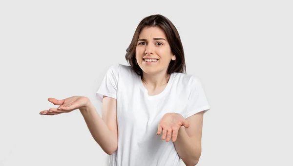 Şaşırmış kadın portresi omuzlarını kaldırıyor.