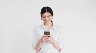 Romantik sohbet utangaç kadın akıllı telefondan gülümsüyor.