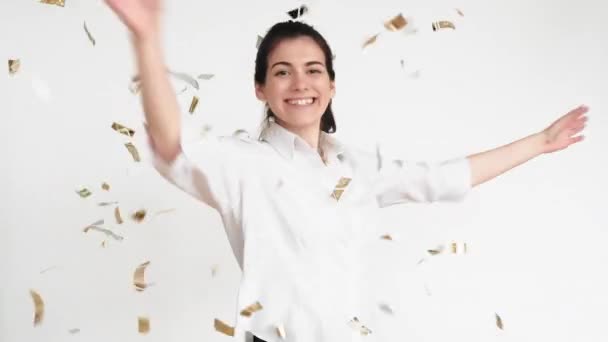 Geamuseerde vrouw portret gelukkig dansen confetti regen — Stockvideo