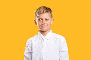 Mutlu çocuk portresi okula geri döndü kendine güvenen çocuk