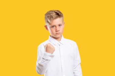 Kızgın çocuk portresi tehdit gücü çocuk uyarı yumruğu