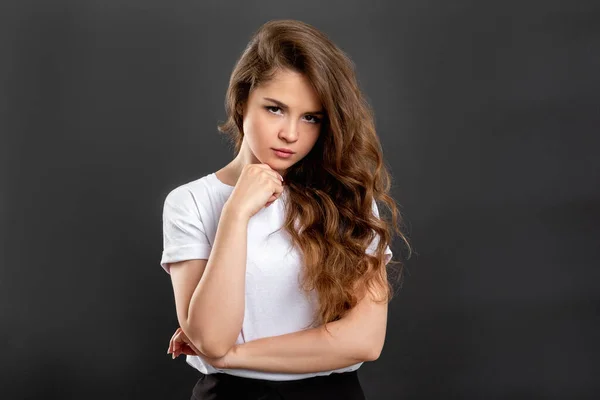 Mulher ofendida retrato inseguro senhora mão no queixo — Fotografia de Stock