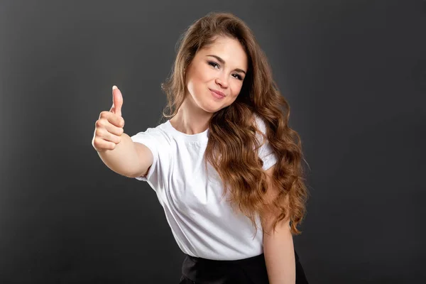 Como gesto elección perfecta mujer feliz pulgar hacia arriba —  Fotos de Stock