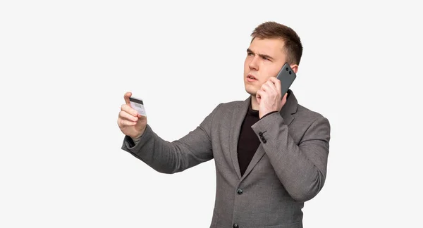 Fraude bancario dudoso hombre de negocios teléfono con tarjeta de crédito — Foto de Stock
