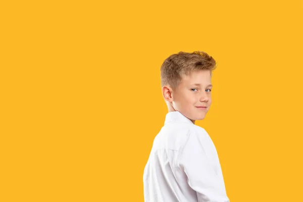Säker unge porträtt pojke tittar över axeln — Stockfoto