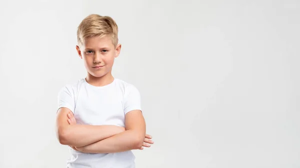 Chico confiado retrato arrogante niño cruzado brazos — Foto de Stock