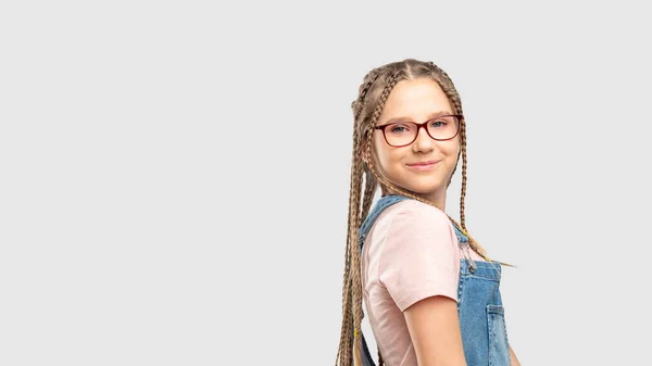 Kinderbrille glückliches Mädchen stilvolle Brille lächelnd — Stockfoto