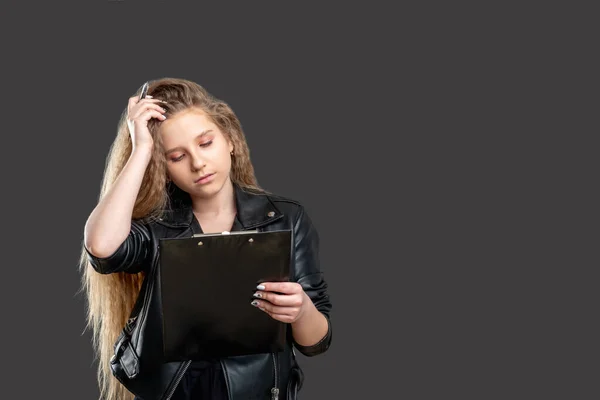 Adolescente negocio problemático chica trabajando portapapeles — Foto de Stock