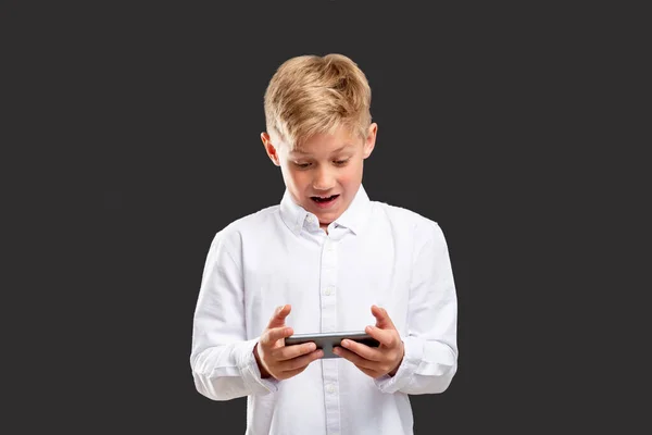 Mobilní hra závislost chlapec ztrácí hrací telefon Royalty Free Stock Fotografie