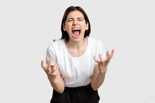 Розлючена жінка портрет нервовий зрив крик — стокове фото
