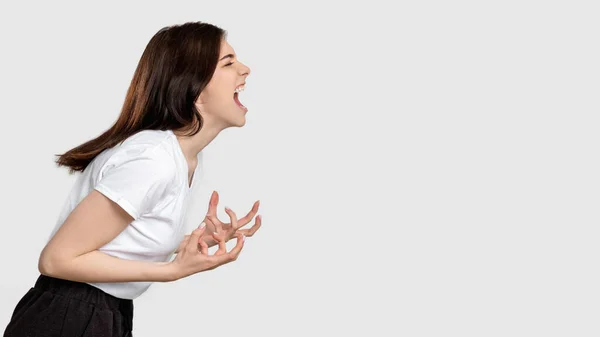Mad woman portrait horror frustration screaming — Stock Photo, Image