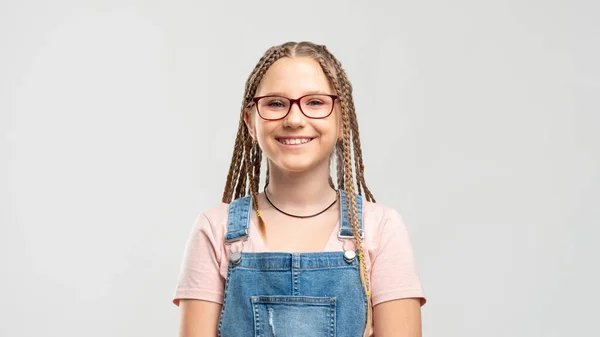 Akıllı çocuk portresi mutlu kız gözlüğü gülümsüyor — Stok fotoğraf