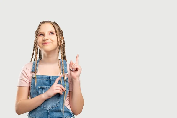 Glückliches Kinderporträt Mädchen, das auf leeren Raum zeigt — Stockfoto