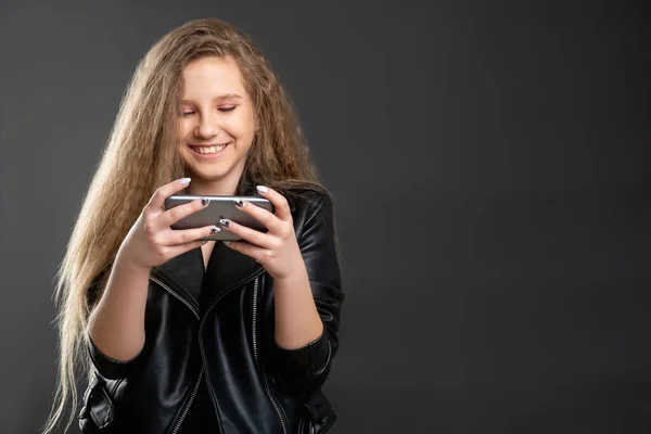 Diversión en línea aplicación móvil chica emocionada viendo teléfono — Foto de Stock