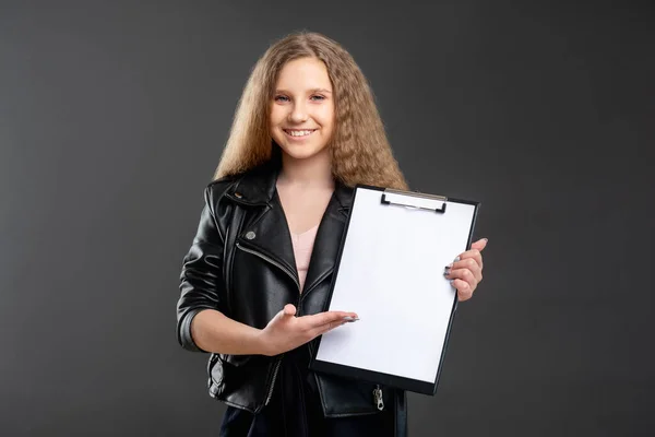 Teen success proud girl blank paper clipboard — Stock Photo, Image