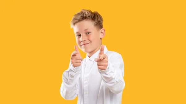 Povzbudivé gesto sebevědomý chlapec ukazuje prsty Royalty Free Stock Fotografie