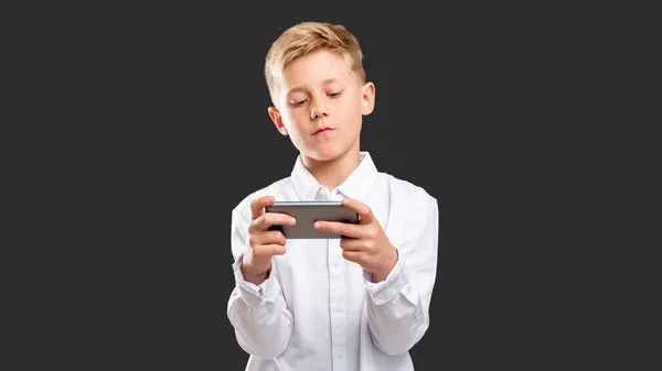 Mobilní hra závislost chlapec hraje smartphone Stock Fotografie