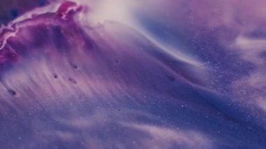 Köpüklü sıvı. Mürekkep arkaplanı. Odaklanmamış mor renkli parlak parçacıklar akrilik yaratıcı soyutlama üzerine akan sıvı ıslak doku.