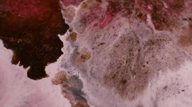 Karışık boya. Mermer dokusu. Soyut sanat arka planına yayılan çözünmüş kestane rengi kahverengi akrilik sıvı ıslak pigment.