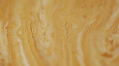 Arkaplanı boya. Renkli su. Odaklanamayan sarı turuncu mermer dokusu soyut sanatta yüzen kimyasal parlak sıvı emülsiyonu..