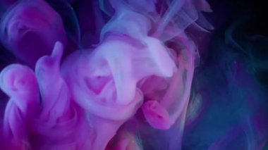 Sihirli buhar Sanat buharı. Renkli fantezi dumanı akışı titreşimli boya karışımı. Odaklanmamış mor mürekkep soyut siyah arkaplan sıçratır.