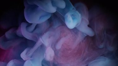 Buhar bulutu. Duman girdabı. Siyah gece arka planında mavi pembe girdap. Renkli sıvı boya soyut bulanıklık sıçramış gri boya suyu.