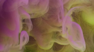 Su altı boyası. Haze girdabı. Soyut sıvıda sarı mor akış mürekkebi. Fantezi çözülmüş renk damlası karışımı koyu arkaplanda.