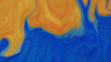 Parıltı karışımı. Mürekkep emülsiyonu. Odaklanamayan mavi sarı renk parıldayan su kimyasal dokusu soyut sanat arkaplanına yayılıyor.
