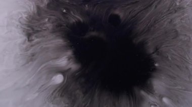 Damlayan mürekkep. Boyayı yayıyorum. Siyah pigment ıslak çözünür. Beyaz sıvı kirli karışım üzerine sanat damlası soyut arkaplan çözünürlüğü.