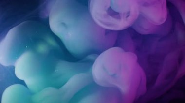 Mürekkep dalgası. Dumanı karıştır. Mor yeşil boya sıvısı siyah bulanık dokuya dökülüyor. Sanat karışımı neon rengi soyut akış odaklı olmayan arkaplan.