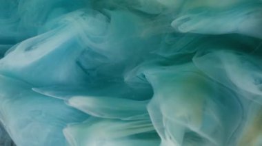 Dalga dokusu. Atmosferik duman. Soyut akrilik yaratıcı arka planda, su dumanında çözünmüş mavi renkli mürekkep dönen sis.